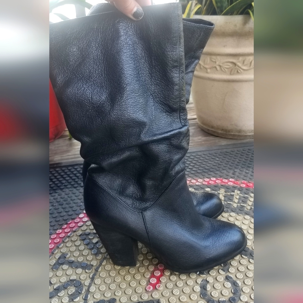 Leather heeled slouching boot